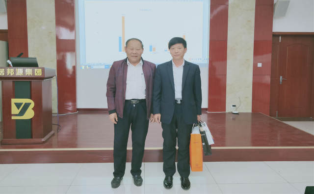 景總為布洛爾銷售精英頒發(fā)獎品 景總為布洛爾銷售精英頒發(fā)獎品