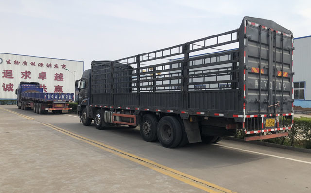 等待裝數(shù)控切割機(jī)的車(chē)輛