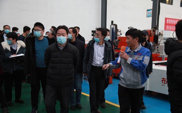 蘇經理講解激光切割機設備系列