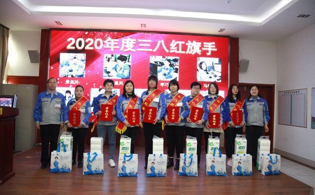 “三八紅旗手”合影留念 “三八紅旗手”合影留念