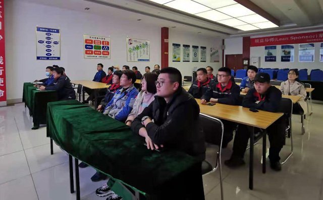 布洛爾員工專注聽講，不錯過任何一個細節