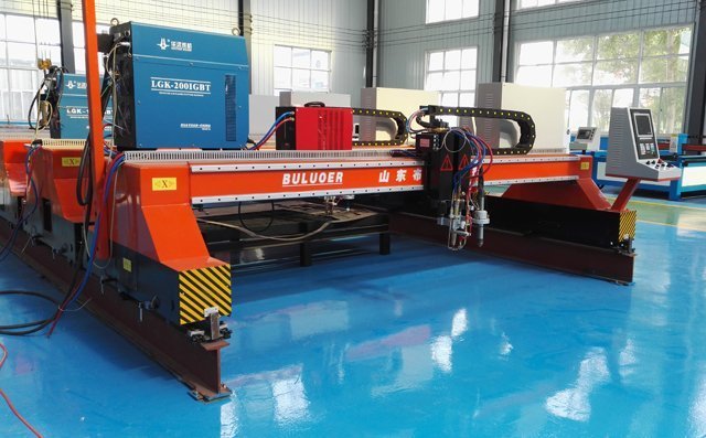 龍門式切割機，無論是配備火焰割炬還是等離子割炬，都必須保證割嘴離鋼板的高度處于最佳的狀態