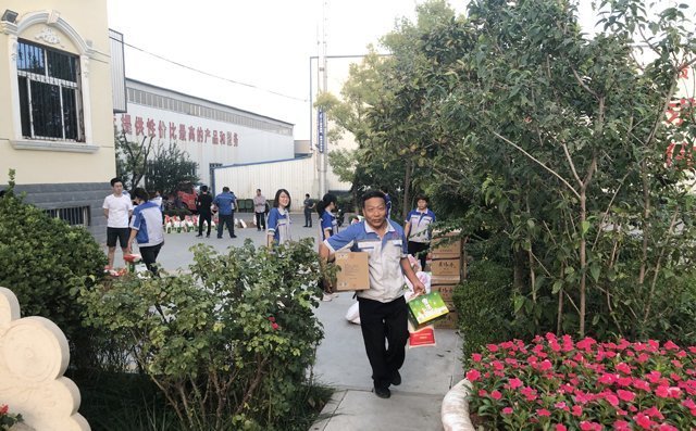 領(lǐng)取到禮品的員工個(gè)個(gè)笑逐顏開